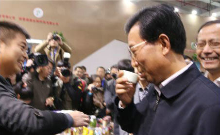 浙江省委副書(shū)記王輝忠在省農(nóng)業(yè)廳史濟(jì)錫等領(lǐng)導(dǎo)陪同下親臨玉環(huán)火山茶展區(qū)品鑒火山茶。