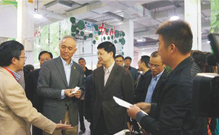 原浙江省常務(wù)副省長(zhǎng)蔡奇在臺(tái)州市委書(shū)記吳蔚榮和市長(zhǎng)張兵等領(lǐng)導(dǎo)陪同下詳細(xì)了解玉環(huán)火山茶發(fā)展情況。