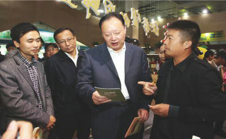 浙江省人大常委會(huì)副主任茅臨生在省農(nóng)業(yè)廳廳長(zhǎng)史濟(jì)錫等領(lǐng)導(dǎo)陪同下與玉環(huán)火山茶創(chuàng)始人林招水親切交談。